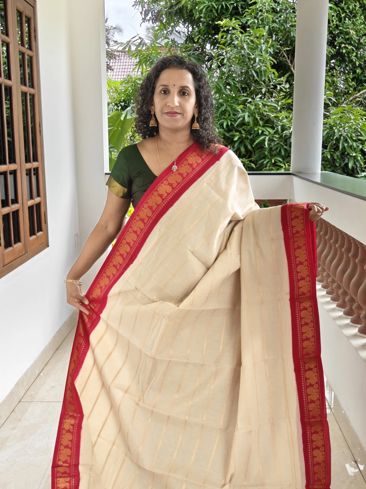 Dark Cream And Red Madurai Sungudi Cotton Saree Psc066(1)